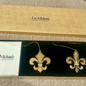 Lee Michaels Fine Jewelry Gift Boxed Pair of Gold  Fleur De Lis Ornaments Decor